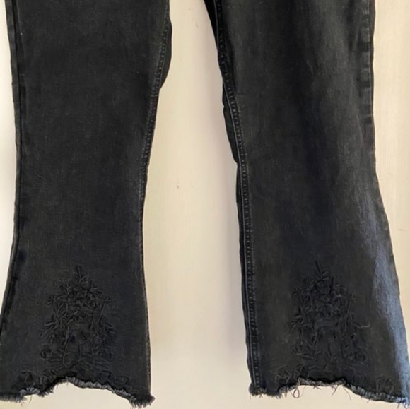 🖤Embroidered Raw Hem Flare Cropped Jeans🖤 - Picture 5 of 7